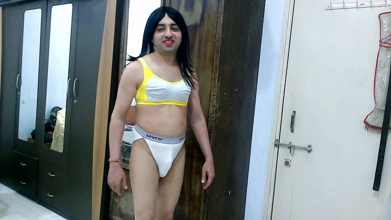 Cute & Nude Crossdresser: Spor sutyenli ve tangalı edepsiz kadın kılıklı kadın tatlı lolipop.