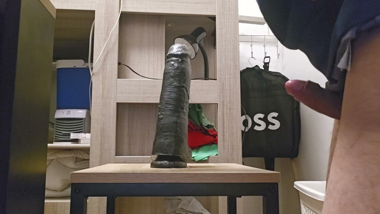 Assdildoxxl: Ssij dildo 27x6,5cm i jedź na stołku