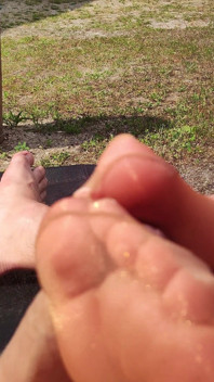 Hochglanz-nylon-footjob in meinem garten