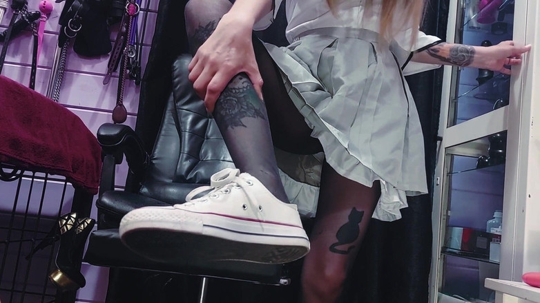 Mistress Priest: Anime schoolmeisje pov sneakers en voeten overheersing