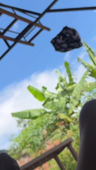 和我放荡的继兄弟在邻居的房子后面，让她做各种各样的事情——我希望没有人发现