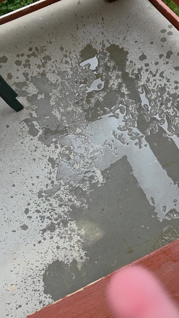 GIULIANA_OFFICIEL: Squirt Prancis Kecil Pertama Di Balkon Di Pegunungan