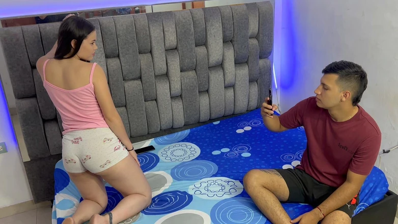 kathalina bronw: Aku mengambil foto adik tiriku yang lagi bugil, dia malah...