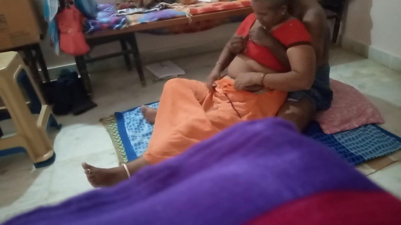 Desi mature: Wanita tetek besar panas dikongkek keras oleh abang tiri muda...