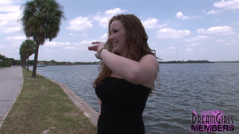 Dream Girls: Kelsey își expune țâțele mari naturale și pizda sexy în Tampa