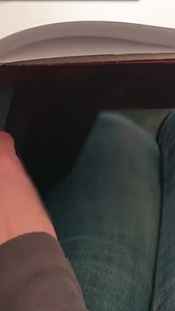 Nauczyciel szarpie kutasa studenta w klasie uniwersyteckiej, aż spuści - Misscreamy