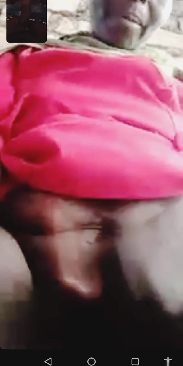 Me and my new slut: Hadzabe 部落熟女与男友视频通话，不要问我她从哪里得到电话。