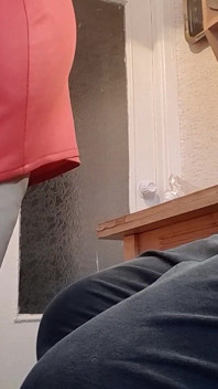 Masturbuję się ubraniami, aby macocha mnie nie złapała
