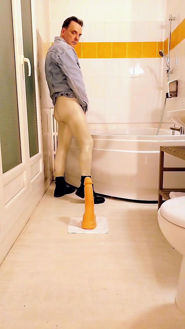 Joy Stardust: Fetish melancap dan berkongkek dildo di bilik air