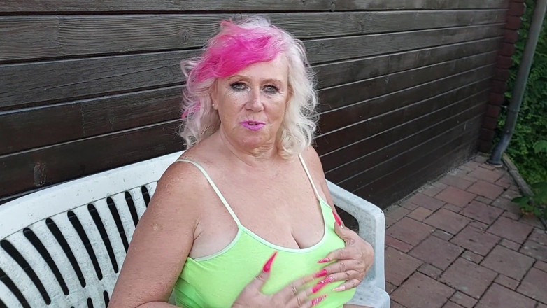 PureVicky66: Horny Mature Outdoor Solo