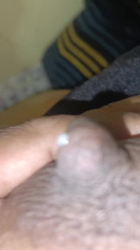 Negro sujetador, piercing reina del coño