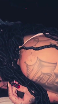 Khloe Lynn PAWG Tatted je ošukaná venku v hellcatu