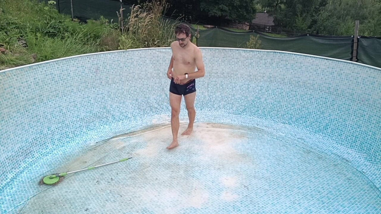 kickerscooter: Naked in the Garden: Dirty Handjob in the Pool