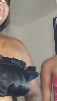 Self Namazat 2 Chicas Titty Time
