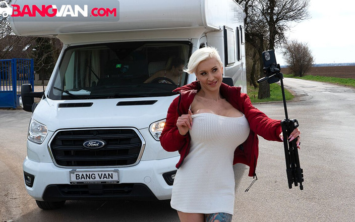 Bang Van: Máy bay bà già giật gân tanya virago làm gián đoạn...