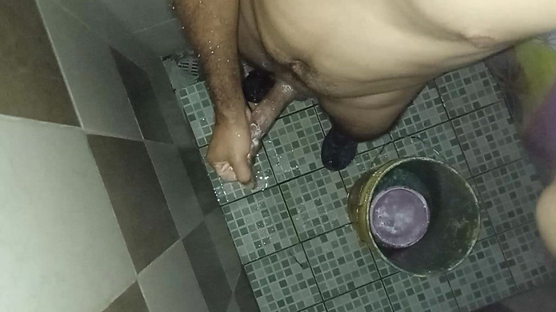 Cute boy jerks off: Il tipo prende piacere nel bagno per sua moglie per...