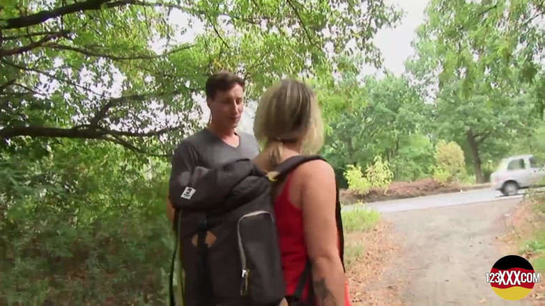 123XXX - 100% Amateurs: Garota tatuada com habilidades incríveis fodendo em um local secreto