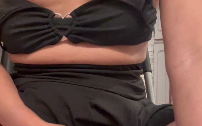 TSJade95: Pelacur sange dengan rok mini warna hitam lagi asik muncrat...