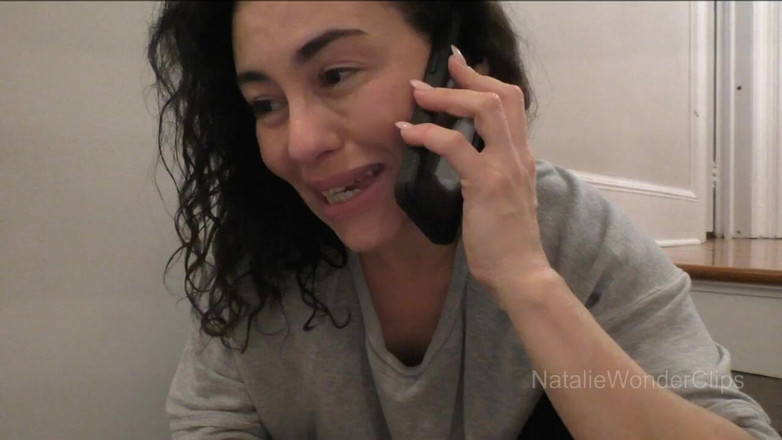 Natalie Wonder: Ta belle-mère prend une main sur ta bite bien dure...