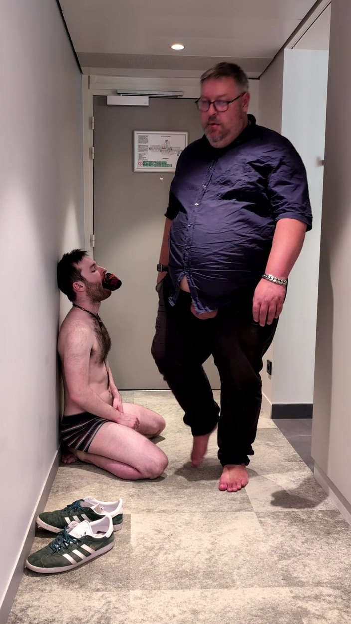 Mart_the_cat: I Gave Him My Room Number