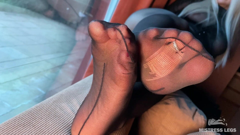 Mistress Legs: Tachinare cu picioarele zeiței în ciorapi negri sfâșiți vizavi de o...