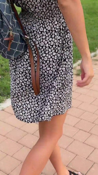 O fată drăguță a venit la o ședință foto în care păsărica și anusul ei au fost futute de trei sălbatici eliberând jeturi de spermă în ea