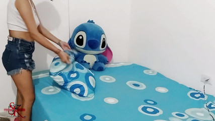 Kym: Svádím svou nevlastní sestru, zatímco ona uklíbí svůj pokoj