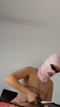 La moglie sexy e cattivo prova i vestiti che taglia.