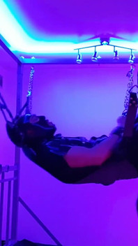 Lo schiavo di gomma viene scopata imbracato