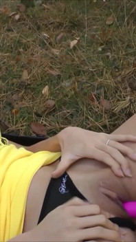 Asiatisches mädchen mit molligen und dicken titten leckt und fingert sich