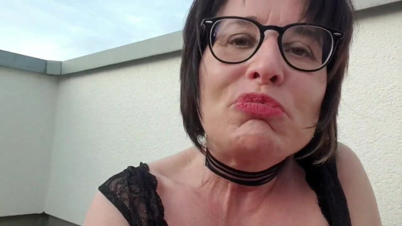 JulieEroticDress: Julies tiene orgasmo en la terraza de la azotea