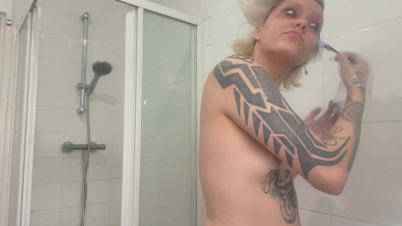 Glitterqueen1999: Bleaching My Hair and Eyebrows