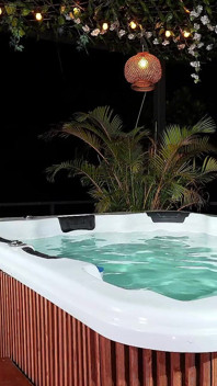 Ajung să-l trag pe tehnicianul care are o pulă tare după ce o văd pe frumoasa latină masturbându-se în jacuzzi
