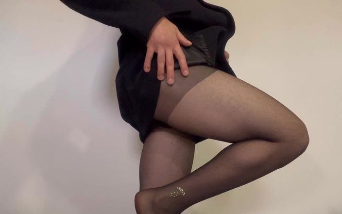 Apomit: Sweet Sexy Ass with Strings and Pantyhose Tern Boy Tease