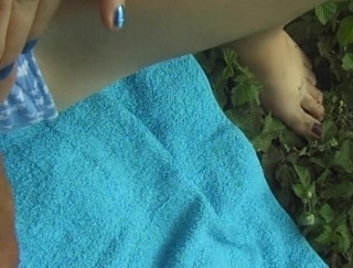 Flash Model Amateurs: Brunette chick masturbating outdoor