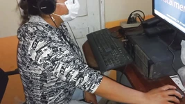 불경한 비서! 직장을 떠난 후 섹스를 할 수 있는 회사의 파트너를 초대합니다.