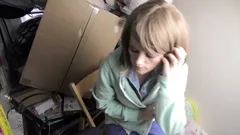 Puta hecha para desnudarse en el almacén