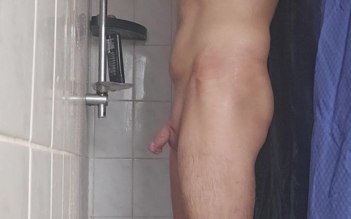 Chris_snoopy_91: Cowok ini lagi asik masturbasi sambil mandi