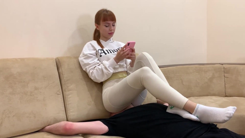 Petite Princesses Femdom: Pełnej wagi siadanie na twarzy w sportowych spodniach do jogi...