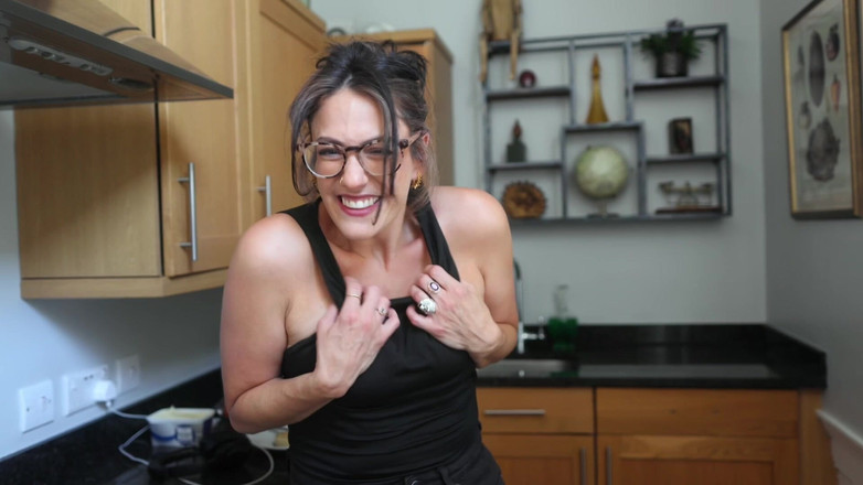 Countess diamond: आपके Domme Roommate की पसीने से तर बगल