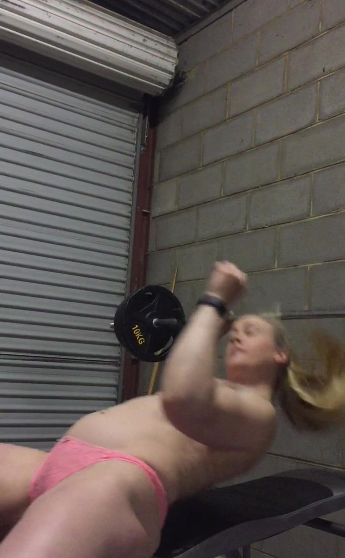 Michellexm: Allenamento in mutandine rosa