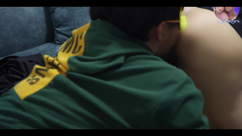 New241New: 舔直到几乎撒尿，她说她的阴户臭。新241新