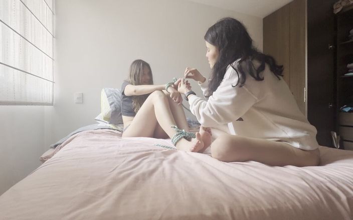 scarlettandc: Tôi chỉ cho nô lệ của tôi cách phục tùng