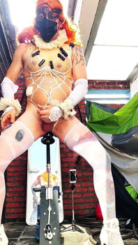 La bellissima trans Cynthia spruzza latte dal suo cazzo