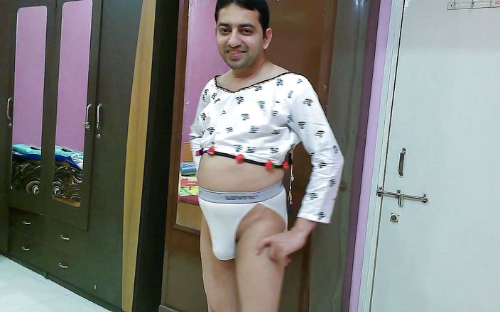 Cute &amp; Nude Crossdresser: Travestit sexy femboy Sweet Lollipop într-un top alb și tanga.