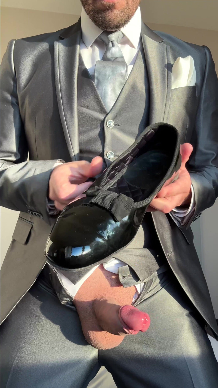 Master Shiny Shoes: दूल्हा होटल के कमरे में झटके मारता है