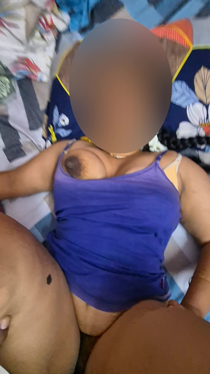 Black & white desicat: Sreeja, cu sâni mari suculenti, futută frumos