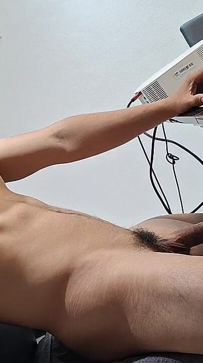 Bare skin man: 일하면서 구강성교를 받는 모습, 또 다른 모습
