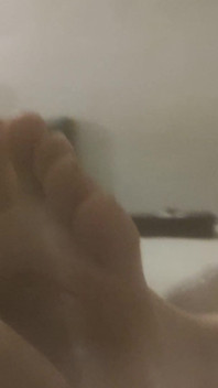 友達は遊んでいる間に私に彼女の足を抱かせてくれました