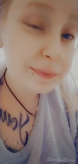 Estrella Steam: Mädchen mit piercings raucht eine zigarette